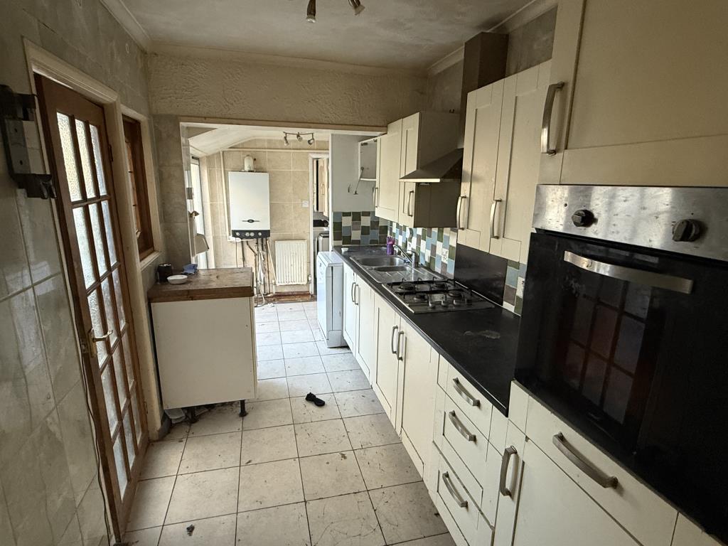 Lot: 134 - HOUSE IN NEED OF REFURBISHMENT - Kitchen in house in need of refurbishment